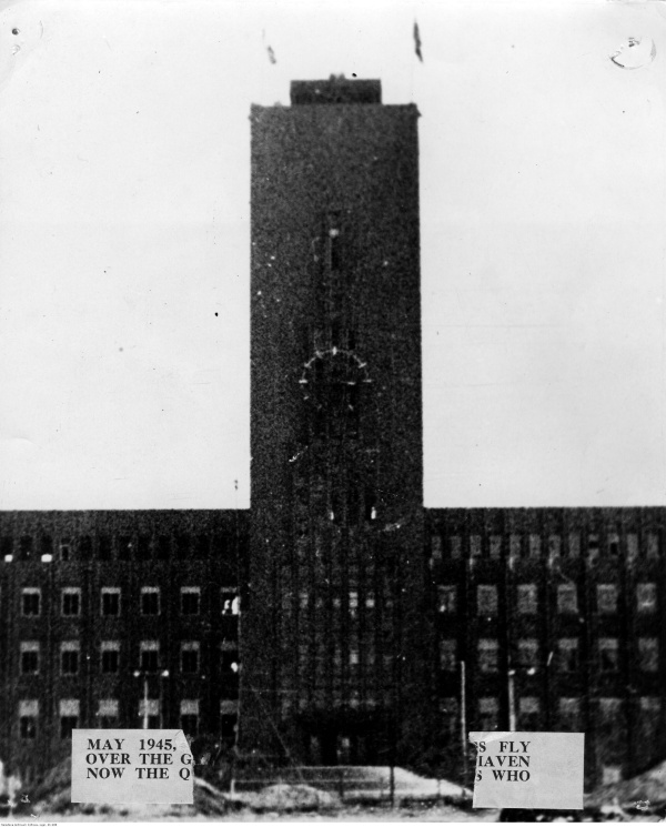 Flagi Polski i Wielkiej Brytanii na ratuszu w Wilhelmshaven - maj 1945 roku